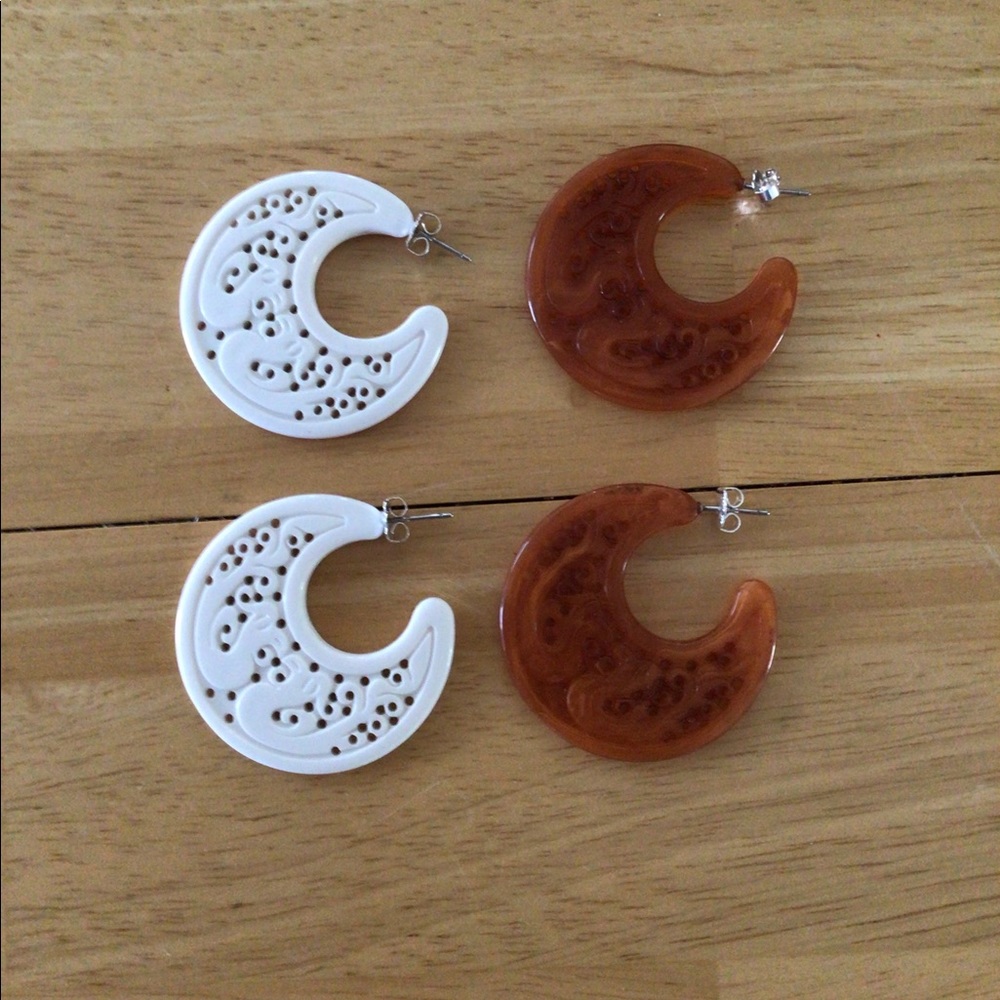 Two Sets of Vintage Pierced Earrings, Off White & Tortoise color. - Picture 2 of 2